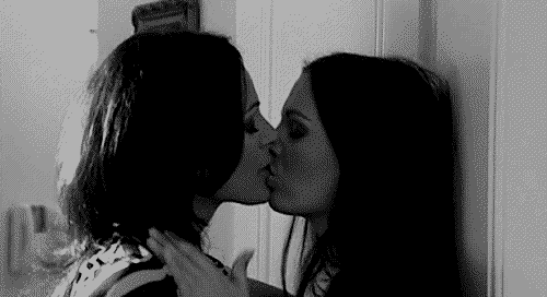 Lesbians Kissing Gif 4