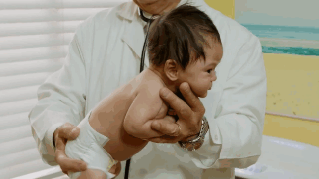 pediatrician of 30 years reveals how to calm a crying baby in medium