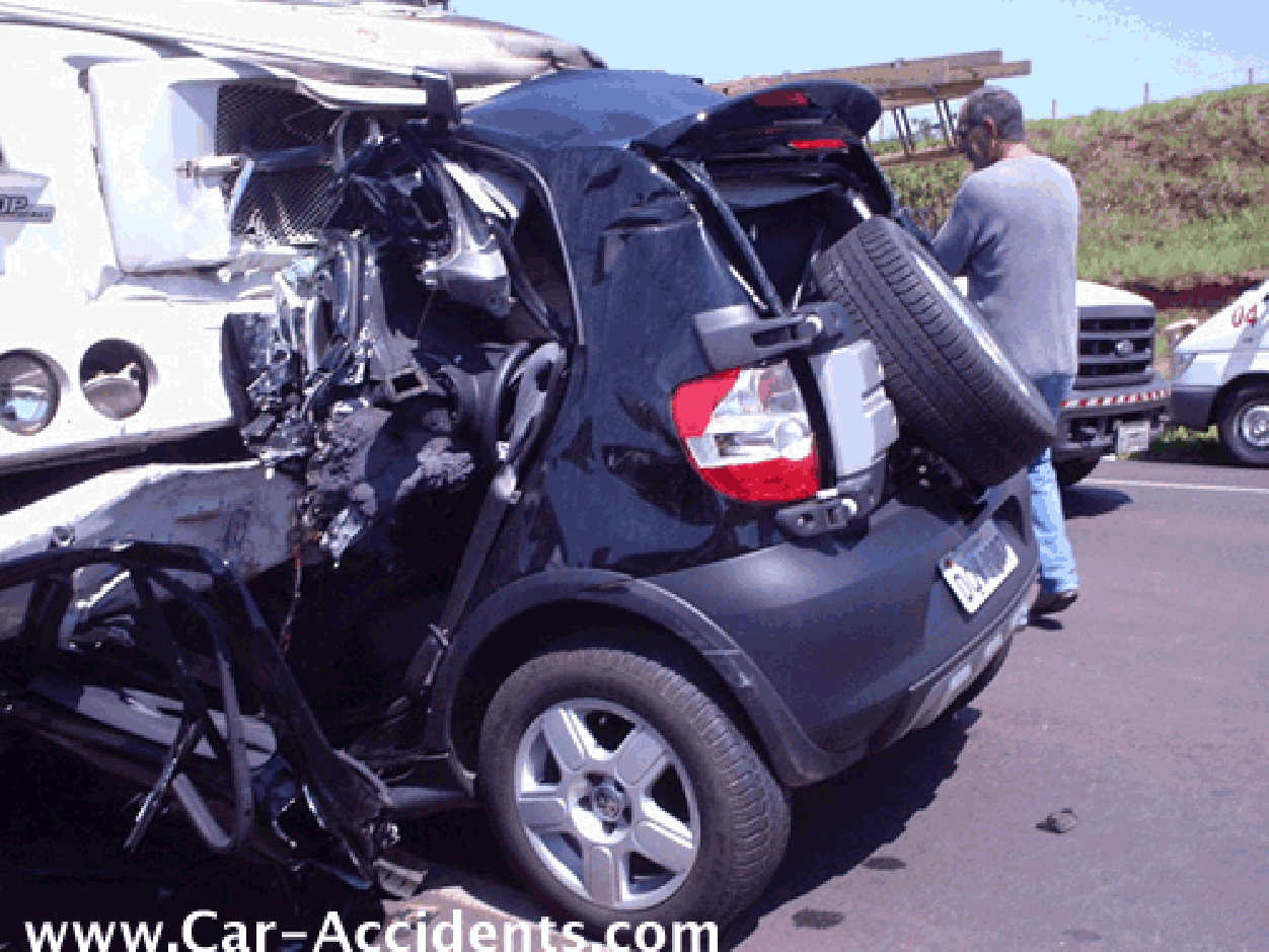 smart car vs truck smart car accident 34590 jpg 640 480 vehicles medium