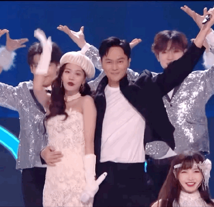 absolutely rainie zhang used mistakes to prove that she really sang 50 year old zhilin s face is worthy of little fresh meat minnews animated gif miss a jia medium