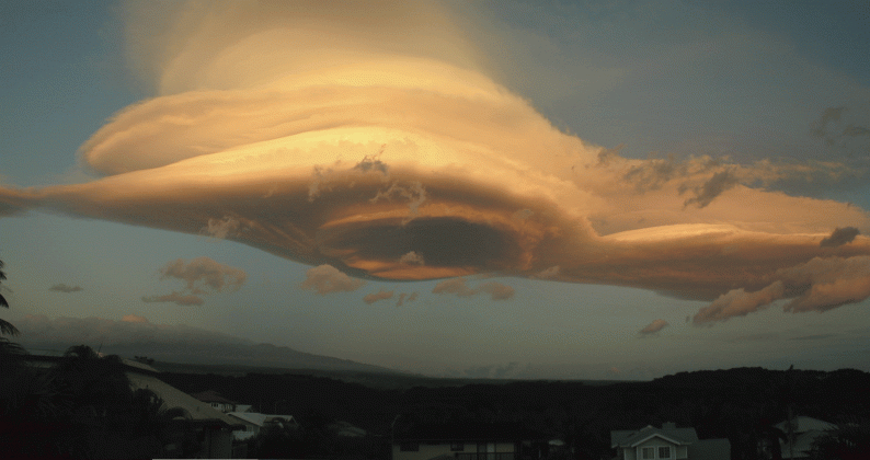 apod 2005 august 21 a lenticular cloud over hawaii medium