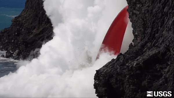 watch hawaiian volcano spews rare firehose of lava u s news medium