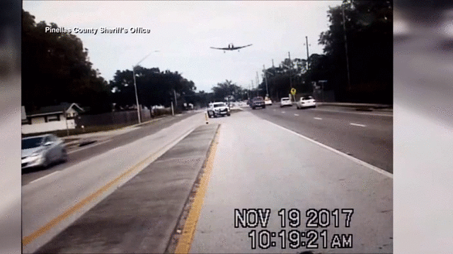 dramatic footage captures small plane crash landing on roadway abc medium