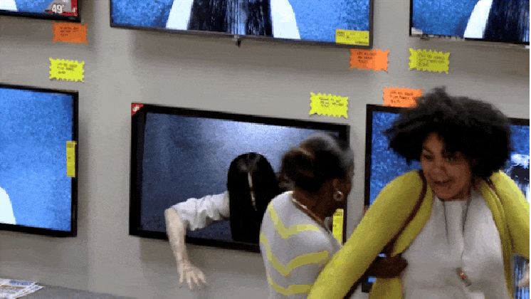 scary af rings prank terrifies customers shopping for tvs complex medium