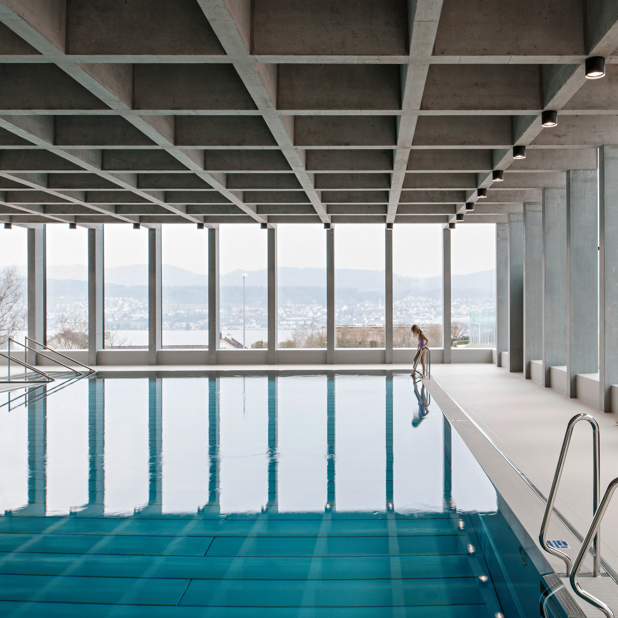 architect zaha hadid designed the aquatic center for the london medium