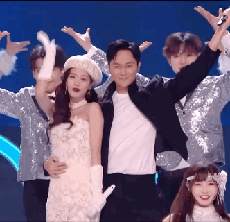 absolutely rainie zhang used mistakes to prove that she really sang 50 year old zhilin s face is worthy of little fresh meat minnews animated gif miss a jia small