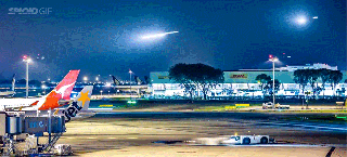 https://cdn.lowgif.com/small/f015195e0ebed3cf-time-lapse-of-an-airport-makes-airplanes-look-like.gif